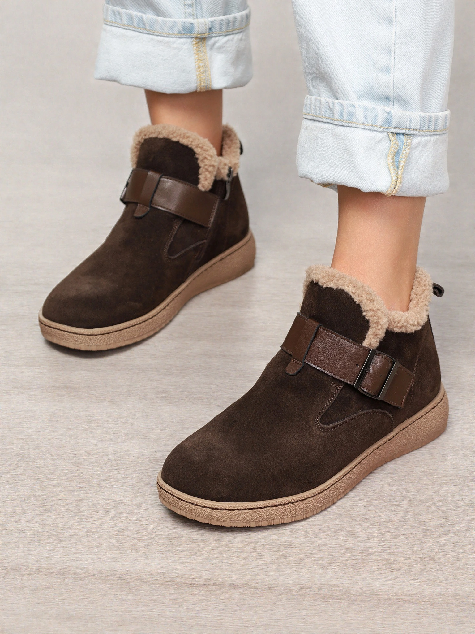 Ботинки темно-коричневого цвета с ремешком на низкой платформе